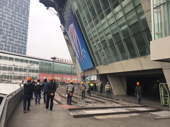 正当洛军以为自己终于找到一个安稳的栖身之所，却传出外人恶意抢夺九龙城寨的消息，向来对九龙城寨虎视眈眈的大老板，趁此时流言四起开始大肆侵略城寨，掀起一场又一场的恶斗